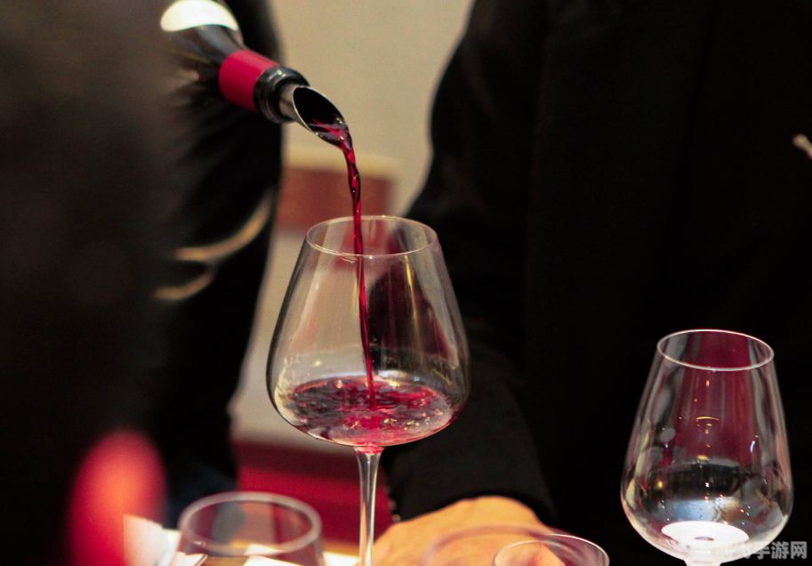 冬日暖身秘籍:手游相伴,酒杯摇晃