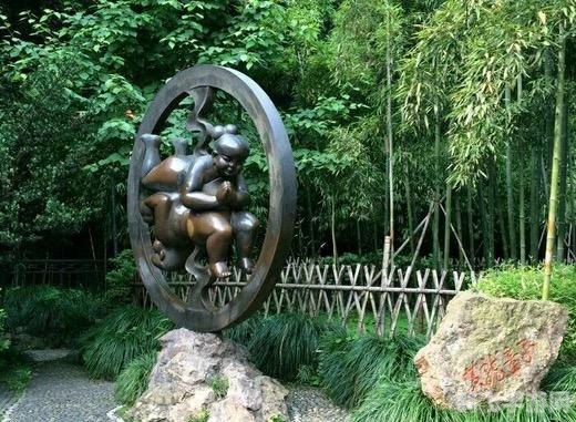 瀑布泡泡龙— 在壮丽瀑布前尽享泡泡消除的乐趣!