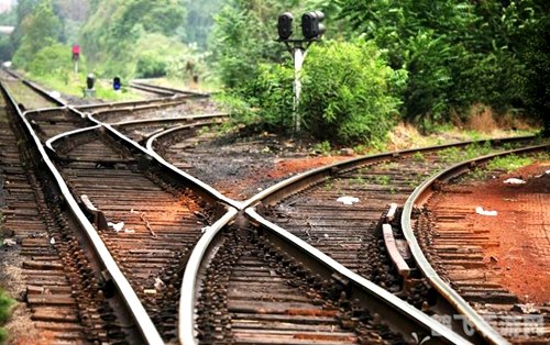火车和铁轨哪个先被发明出来,揭秘火车与铁轨的发明顺序,探寻手游中的火车帝国建设攻略