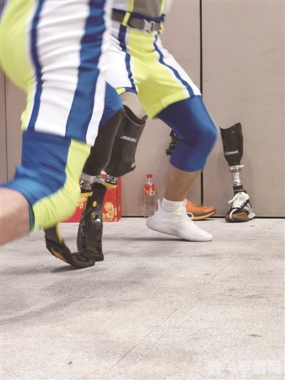 刀锋战士跑步时穿的是什么,揭秘刀锋战士跑步装备大解析,运动假肢引领风潮!