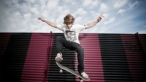 极限滑板爱好者,极限滑板爱好者挑战极限,尽享街头滑板快感