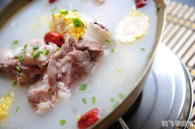 揭秘浓白色骨头汤的秘密,手游中的美食探险之旅