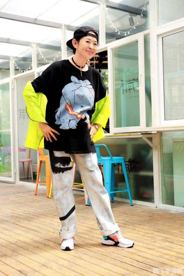 大象一般是通过什么方式防晒的,大象的独特防晒技巧与手游攻略,泥地里打滚的乐趣