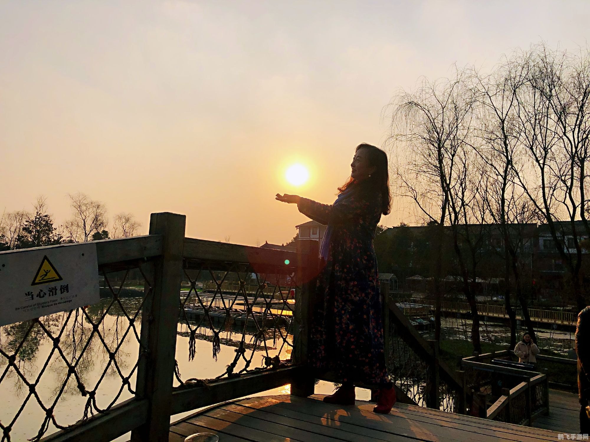 暖阳下我迎芬芳是谁家的姑娘,暖阳