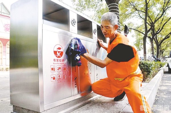 坚固的垃圾箱,坚固的垃圾箱,城市清洁的守护者