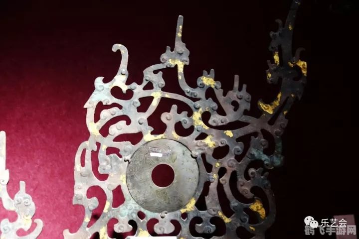 古代花钿是装饰在哪里的,揭秘古代花钿,额头上的绝美装饰