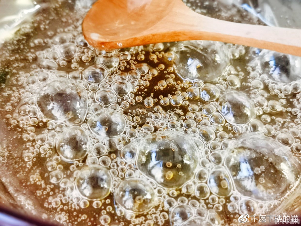 泡泡水加盐还是蜂蜜,泡泡水新玩法，加盐还是加蜂蜜，哪种更有趣？