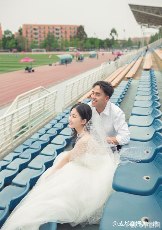 揭秘网络热梗情侣充电，游戏中的浪漫能量补给站