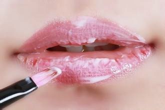 嘴唇越舔越干裂是因为什么,揭秘嘴唇越舔越干裂之谜，并带你探索手游新玩法！