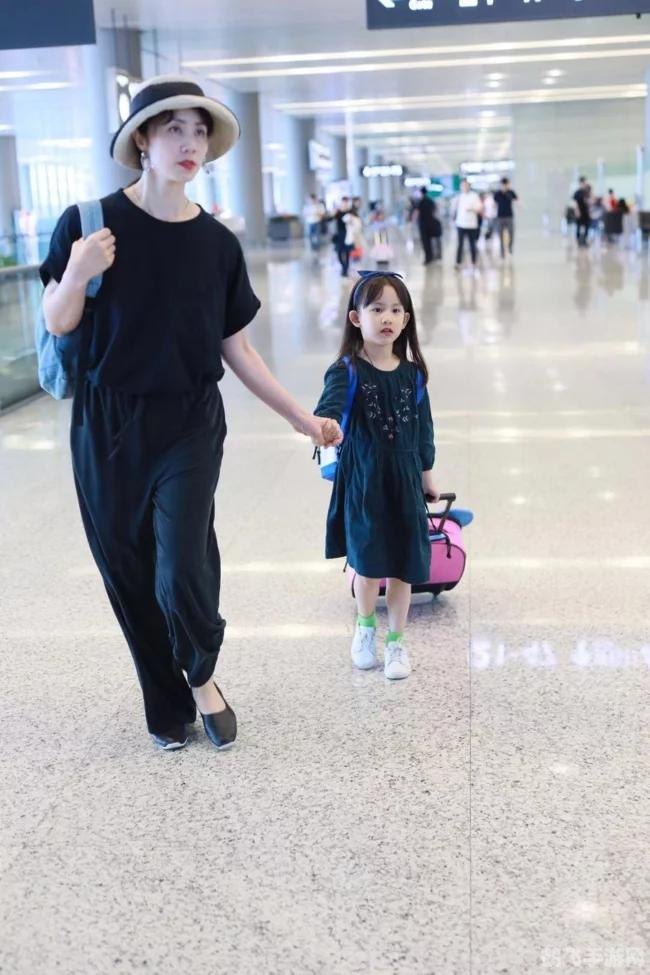 白白手拉手,游戏背景