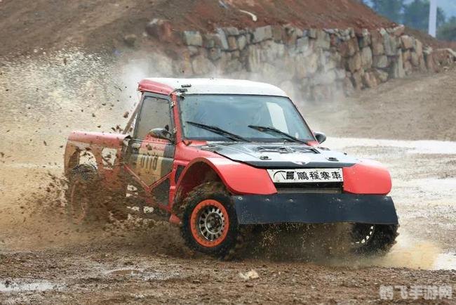 美眉大脚车驰骋赛道，速度与激情的完美融合！