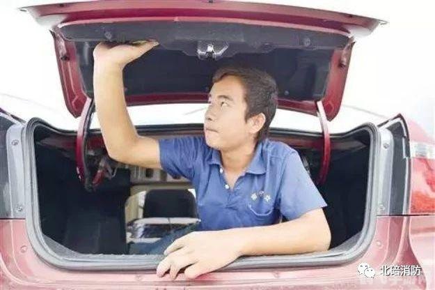 压在窗户上c给别人看窗前,窗前探秘，压力之下的窗户逃脱游戏攻略