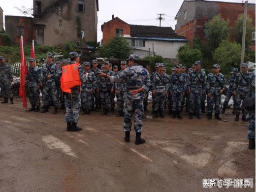 六英雄齐心战恶魔,六英雄携手迎击恶魔,共谱传奇篇章